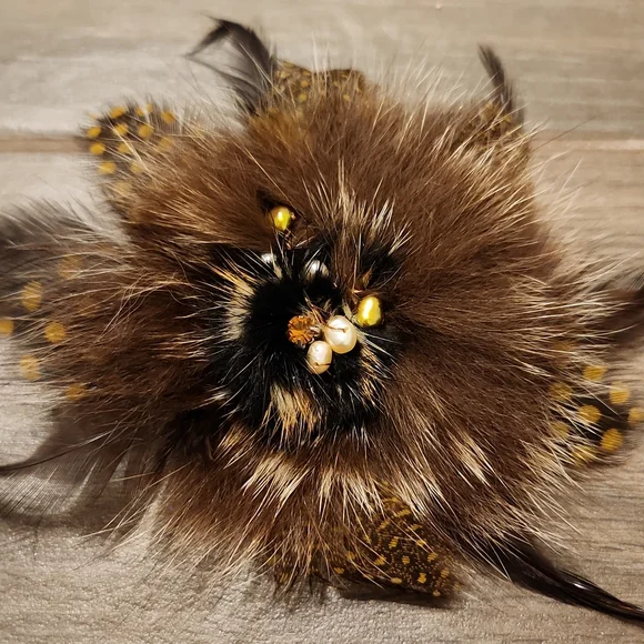 Fur & Feather brooch - Picture 2 of 4